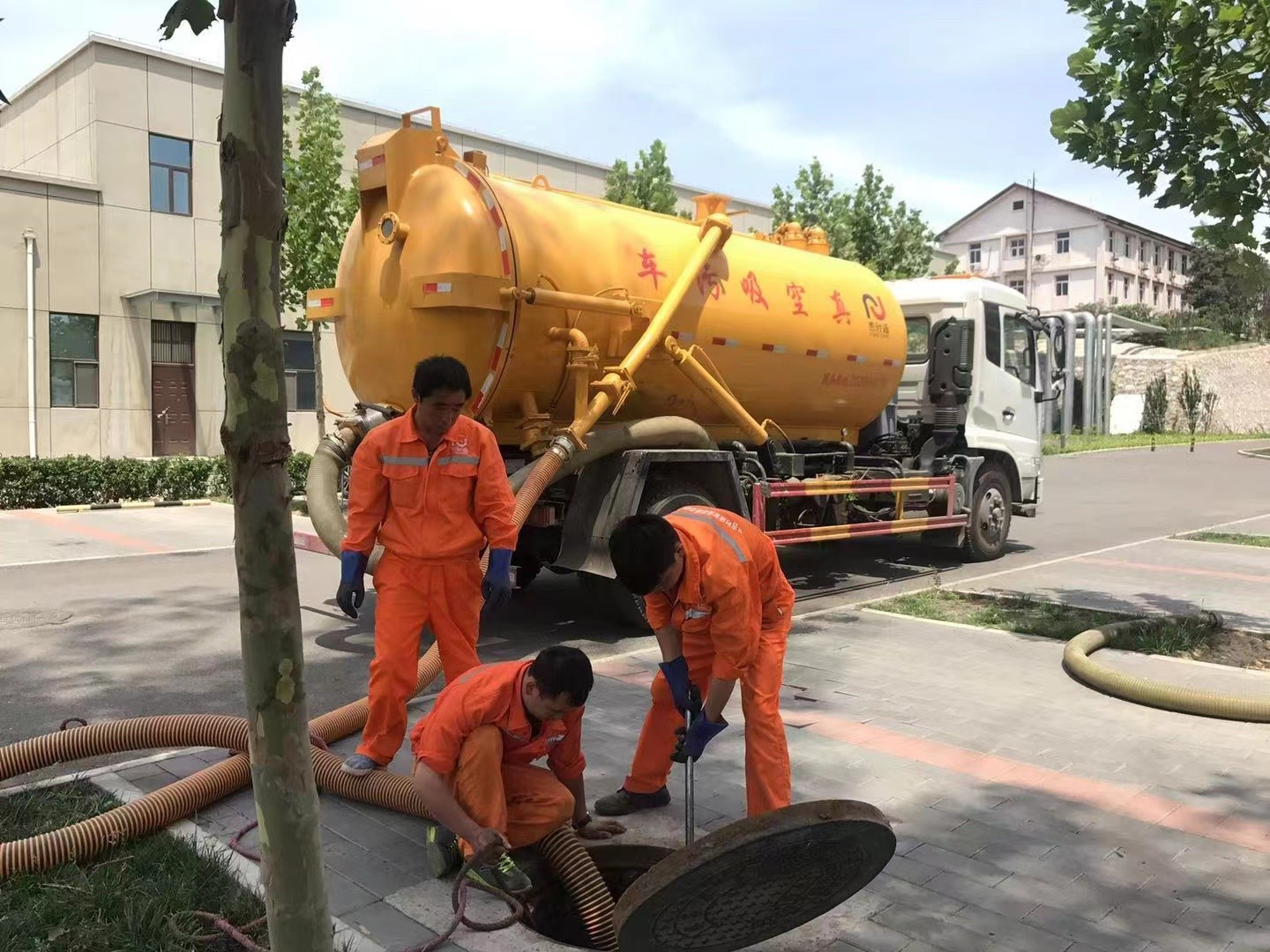 黎城管道疏通车停在窨井附近