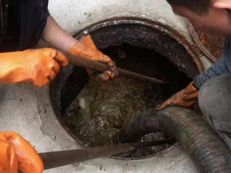 黎城清理化粪池时如何避免沼气的危害？